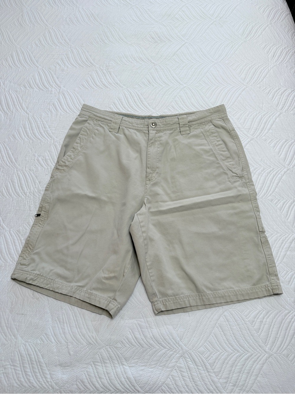 Columbia Sports Men's Beige Cotton Casual Cargo Shorts. Size 36